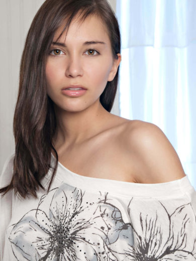 Head shot of Kylie Hunter