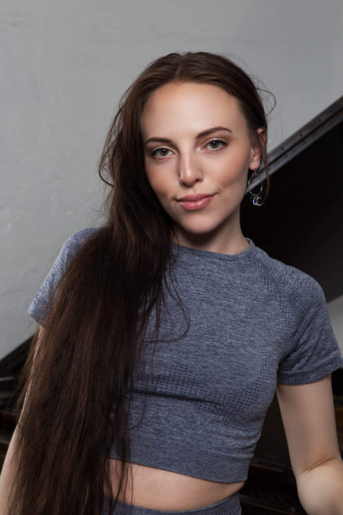 beauty-head-shot-blue-outfit-photography